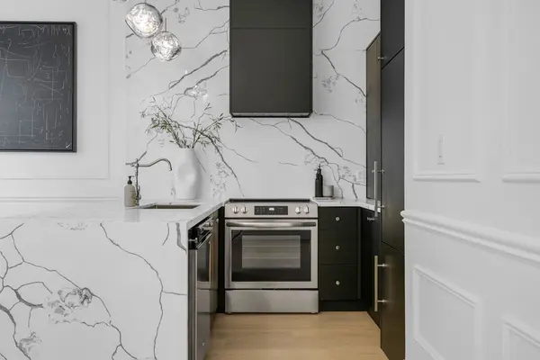 700 King ST #403, Toronto C01, ON M5V 2Y6