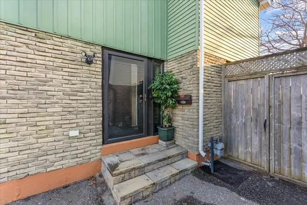 1182 Venus CRES, Oshawa, ON L1J 6E4