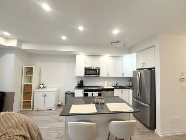 24 Lytham Green CIR #4, Newmarket, ON L3Y 0H4