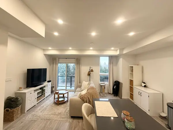 24 Lytham Green CIR #4, Newmarket, ON L3Y 0H4