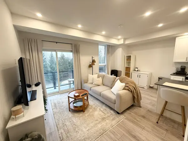 24 Lytham Green CIR #4, Newmarket, ON L3Y 0H4