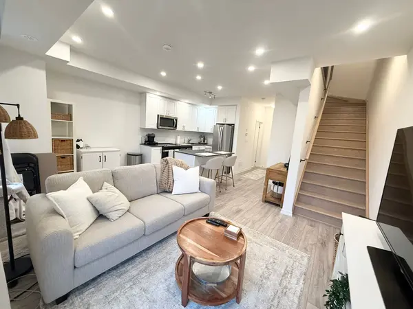 24 Lytham Green CIR #4, Newmarket, ON L3Y 0H4