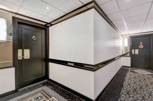 2045 Lake Shore BLVD W #807, Toronto W06, ON M8V 2Z6