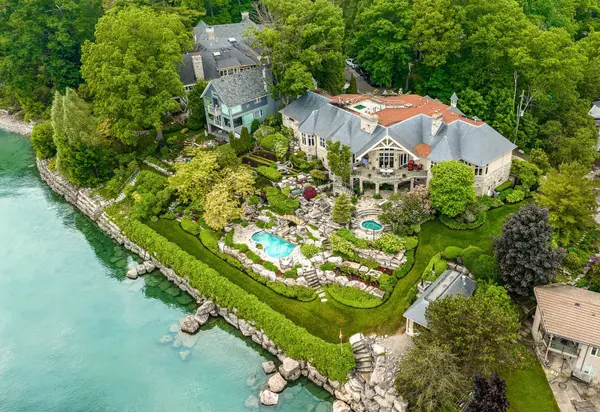 872 Whittier CRES, Mississauga, ON L5H 2X3