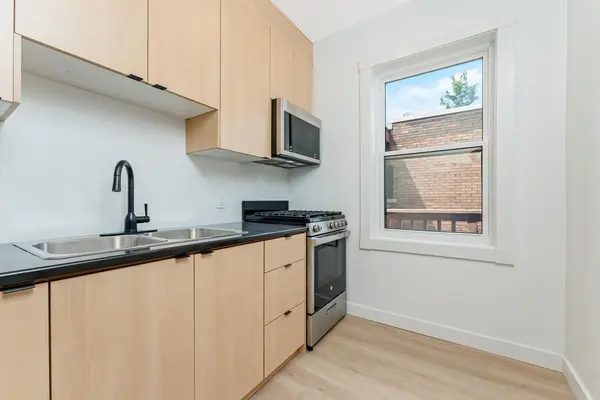 127 Victoria AVE S #8, Hamilton, ON L8N 2S9