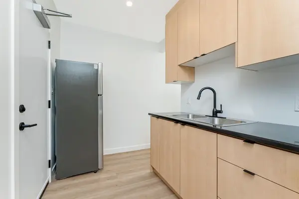 127 Victoria AVE S #8, Hamilton, ON L8N 2S9