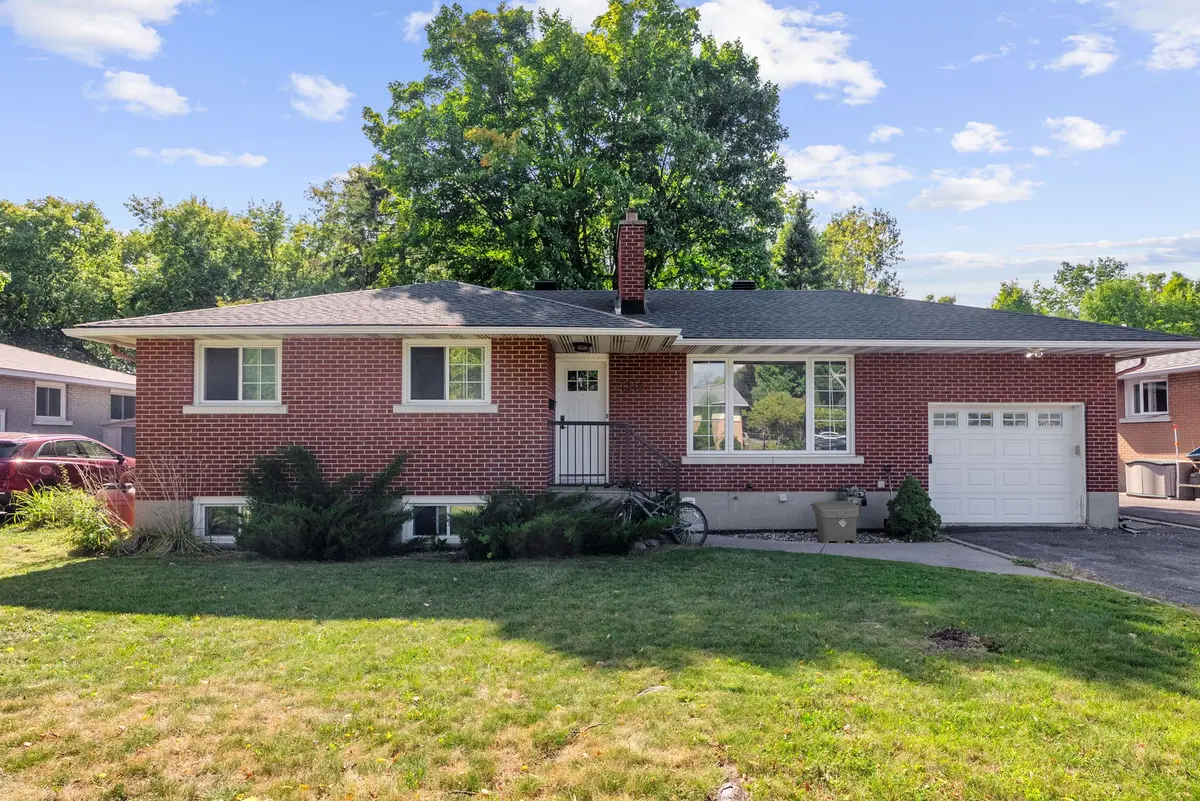 1240 ADIRONDACK DR #A, Parkway Park - Queensway Terrace S And Area, ON K2C 2V3