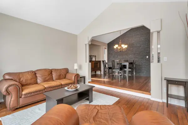 49 Coventry LN, Lacombe, AB T4L1T3