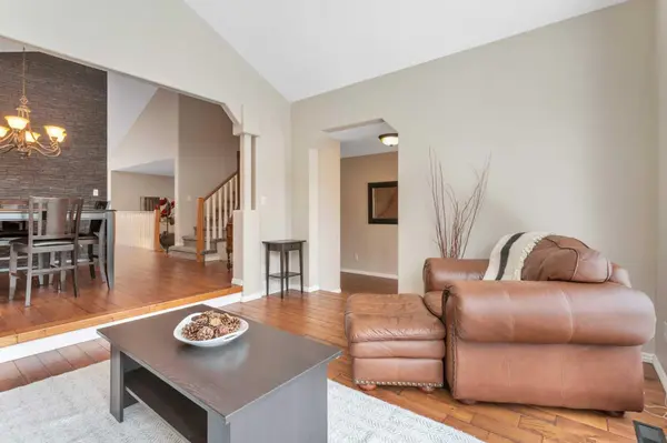 49 Coventry LN, Lacombe, AB T4L1T3