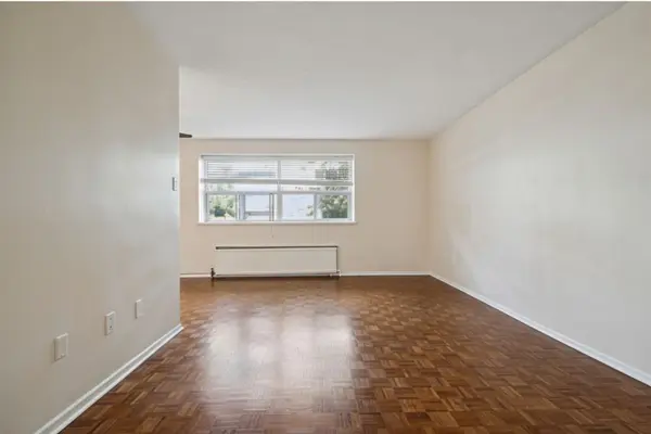 7 Helene ST N #301, Mississauga, ON L5G 3B3