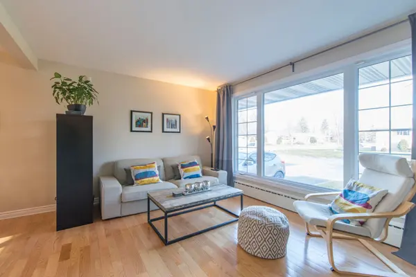 1240 ADIRONDACK DR #A, Parkway Park - Queensway Terrace S And Area, ON K2C 2V3