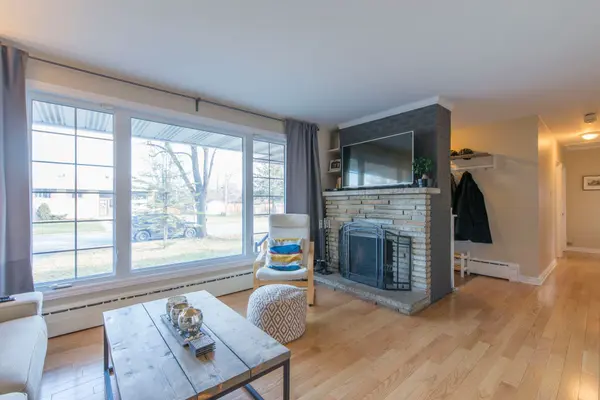 1240 ADIRONDACK DR #A, Parkway Park - Queensway Terrace S And Area, ON K2C 2V3