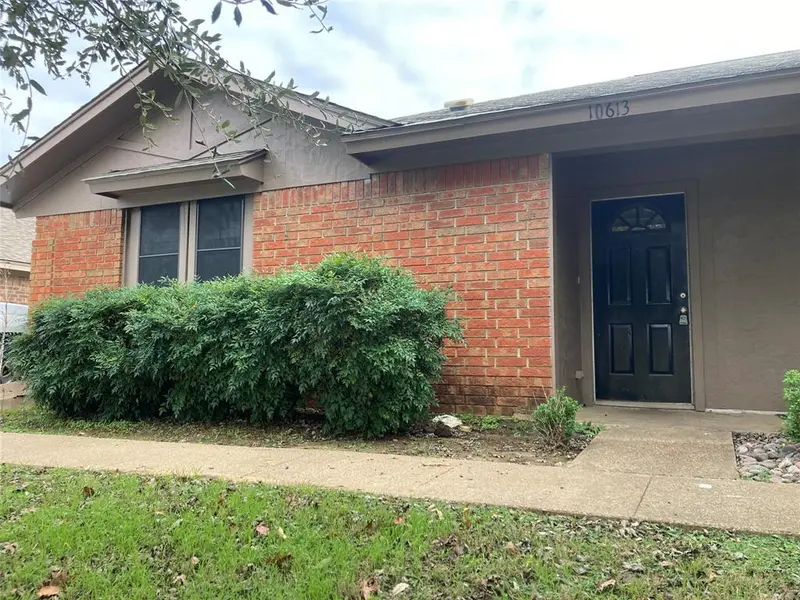10613 Flamewood Drive, Fort Worth, TX 76140