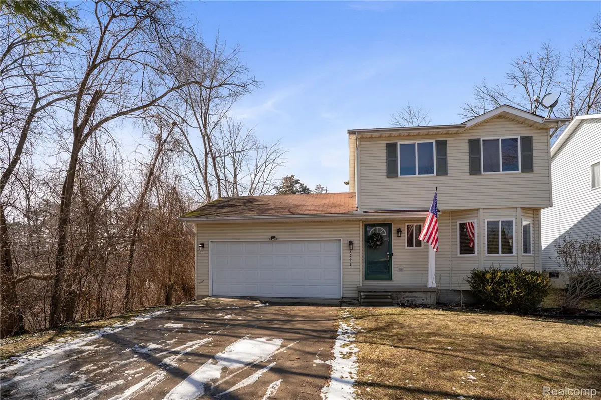 7093 Rolling Hills DR, Waterford Charter Township, MI 48327