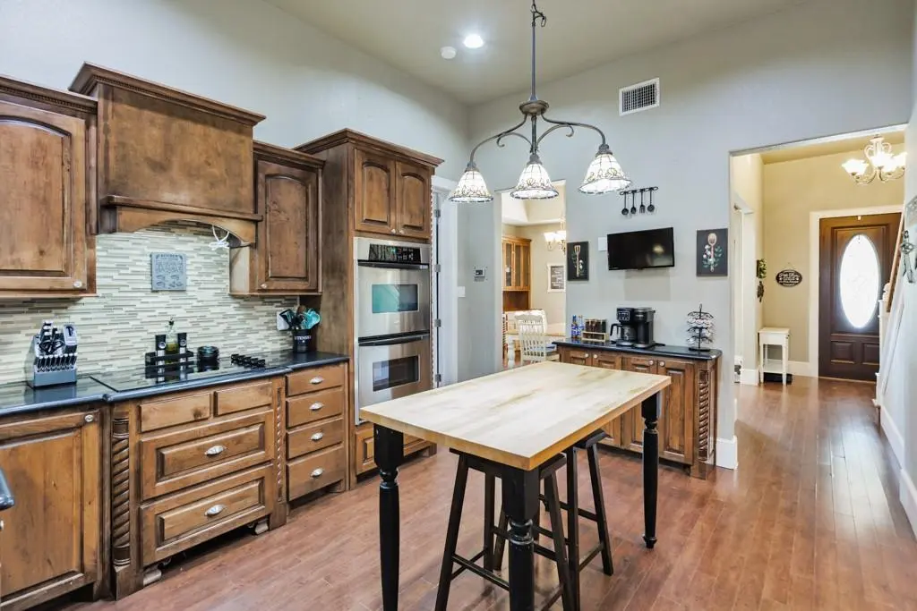 209 N Wickham Street, Alvord, TX 76225