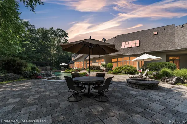 12196 Woodline DR, Tyrone Township, MI 48430