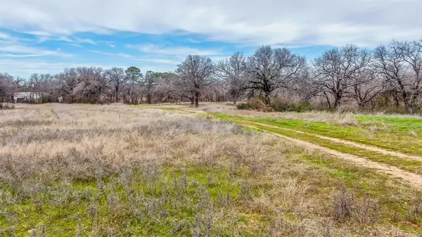 1 Elkhorn Drive, Dalworthington Gardens, TX 76016