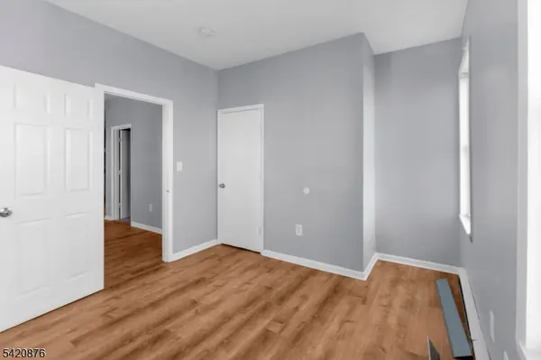 95 1St St, Elizabeth City, NJ 07206