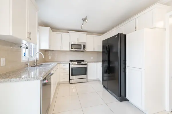 6 Flower TRL, Brampton, ON L6P 1P3