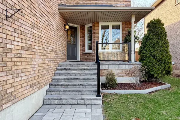 23 Red Maple LN, Oakville, ON L6H 6C5