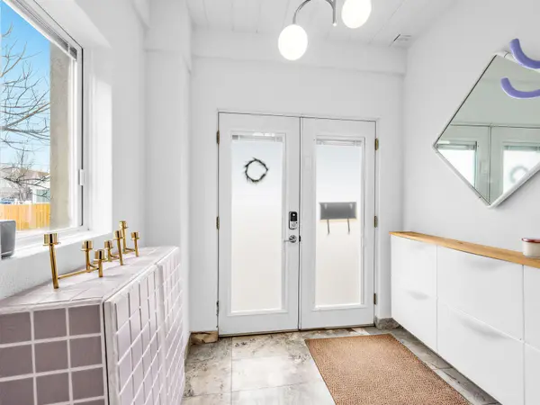 75 Henrietta ST, Toronto W03, ON M6N 1S5