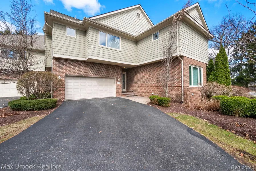 3828 PINE LAKE KNOLL DR, West Bloomfield Charter Township, MI 48324
