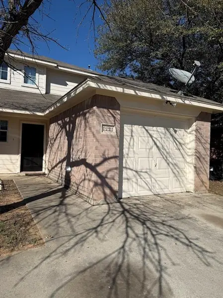 1221 Village Garden Drive, Azle, TX 76020