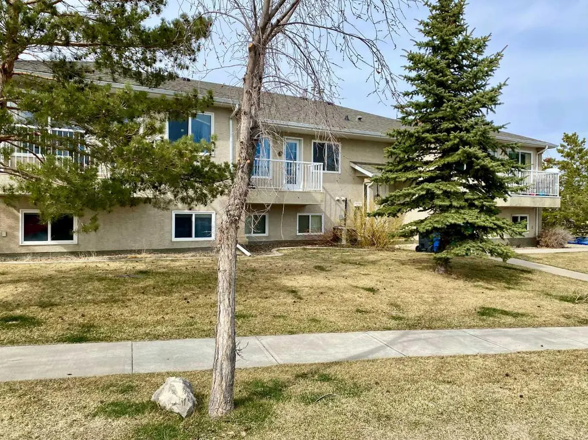 5 Tartan BLVD W #4, Lethbridge, AB T1J 4Y5