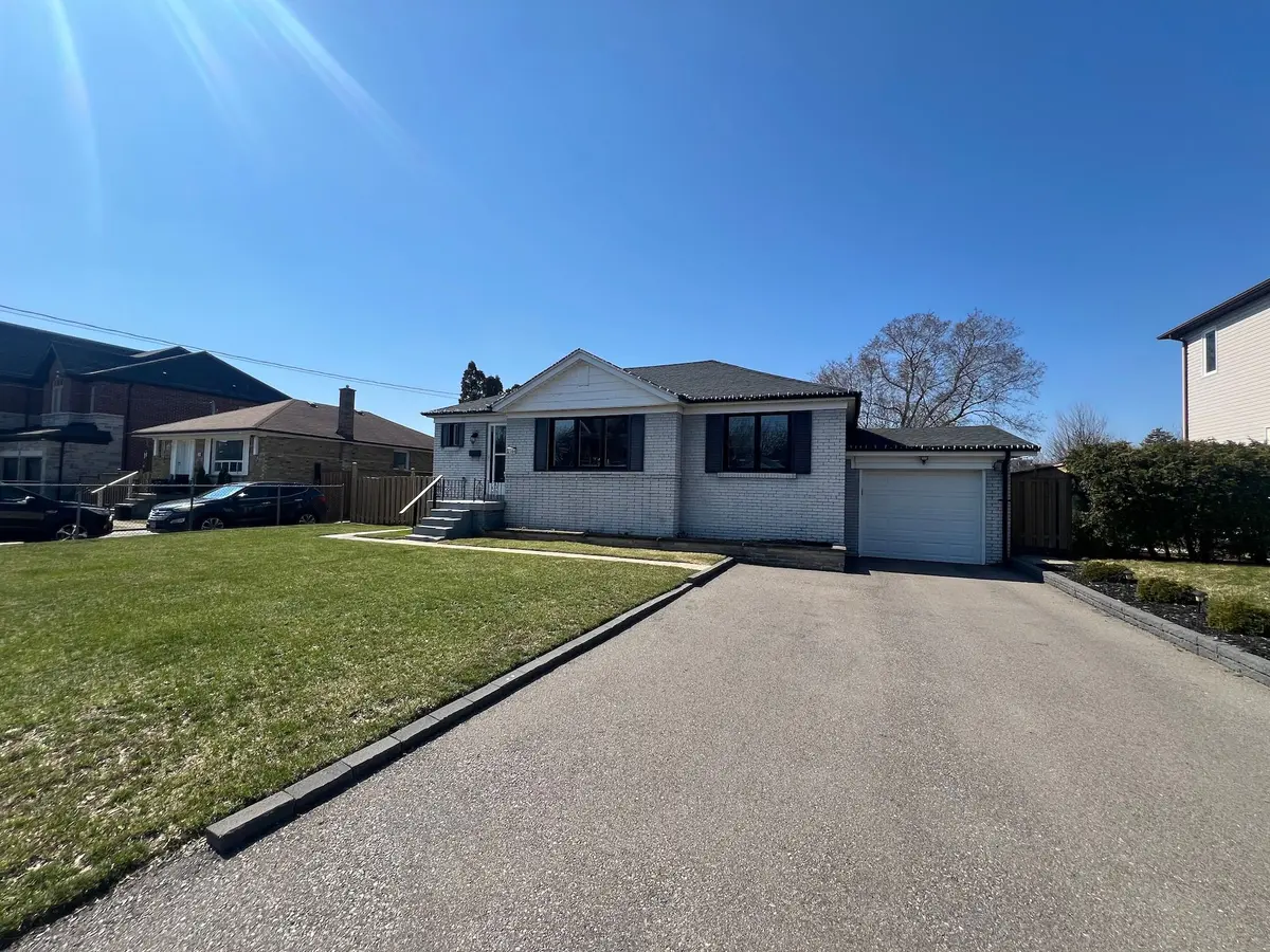 2504 Donnavale DR, Mississauga, ON L5A 2N1