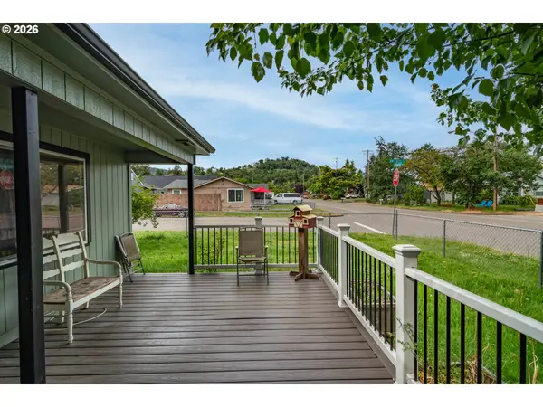 66 NW CARY ST, Winston, OR 97496