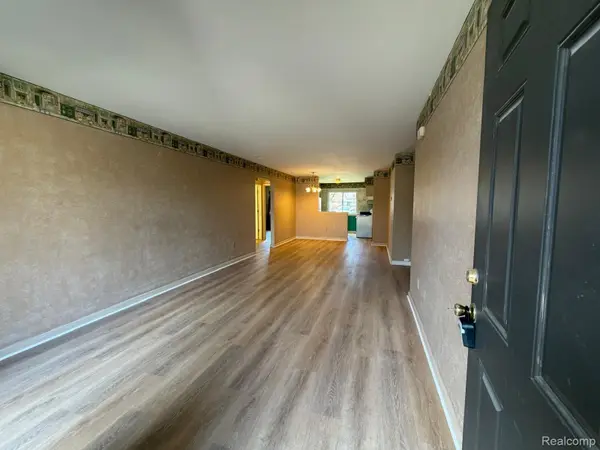 33537 Pondview CIR, Livonia, MI 48152