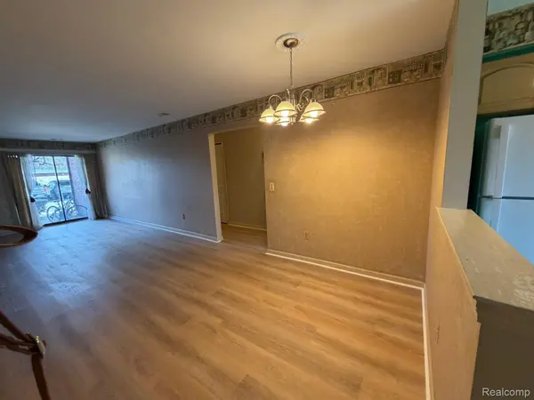 33537 Pondview CIR, Livonia, MI 48152