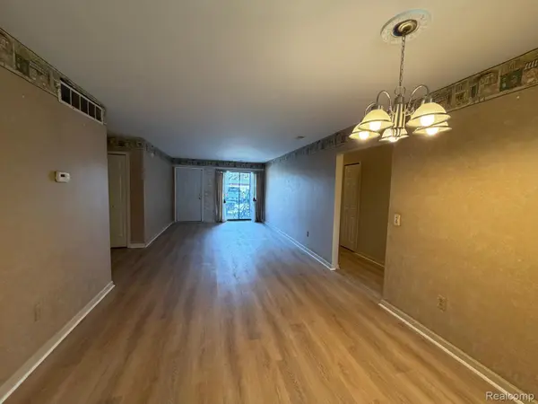 33537 Pondview CIR, Livonia, MI 48152