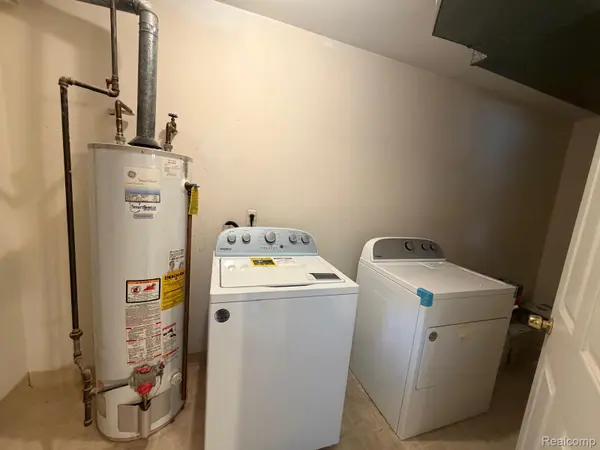 33537 Pondview CIR, Livonia, MI 48152