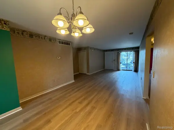 33537 Pondview CIR, Livonia, MI 48152