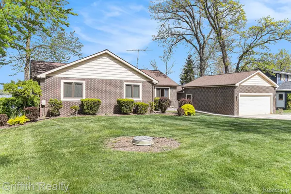 8570 Riverside DR, Green Oak Township, MI 48116