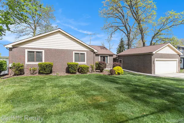 8570 Riverside DR, Green Oak Township, MI 48116