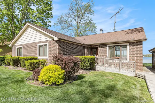 8570 Riverside DR, Green Oak Township, MI 48116