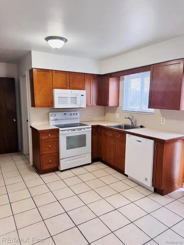 31929 Jefferson, St. Clair Shores, MI 48082