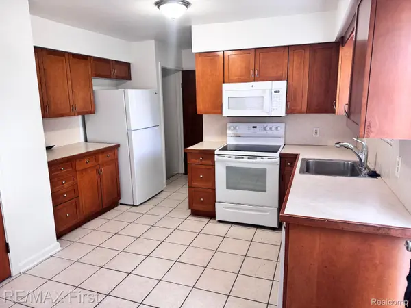 31929 Jefferson, St. Clair Shores, MI 48082