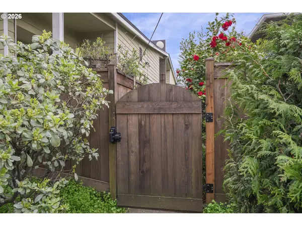 7302 N NEW YORK AVE #6, Portland, OR 97203