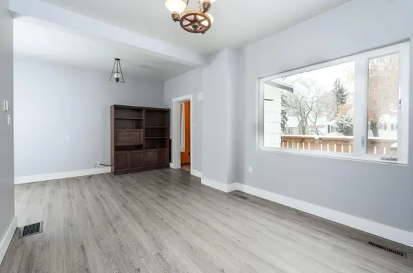 5124 52 AVE S, Viking, AB T0B 4N0