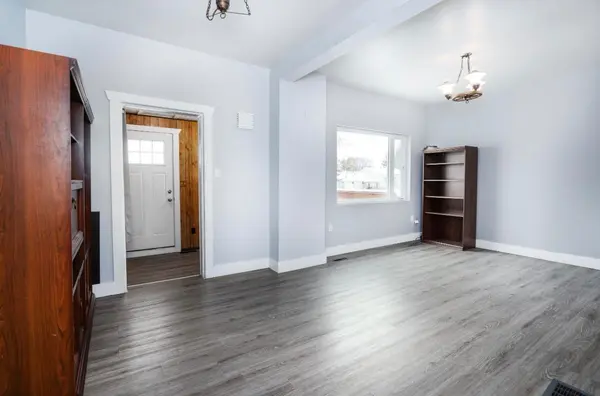 5124 52 AVE S, Viking, AB T0B 4N0