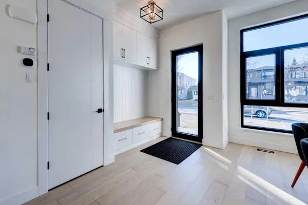 3716 44 ST SW, Calgary, AB T3E 3S1