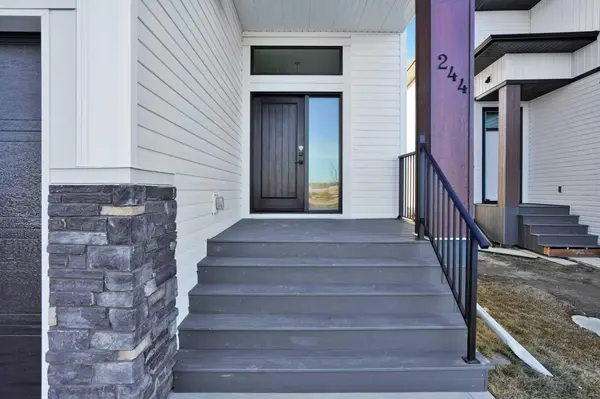 244 Emerald DR, Red Deer, AB T4E 1A6