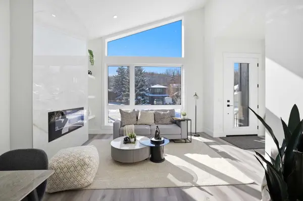 8520 33 AVE NW, Calgary, AB T3B 1M1