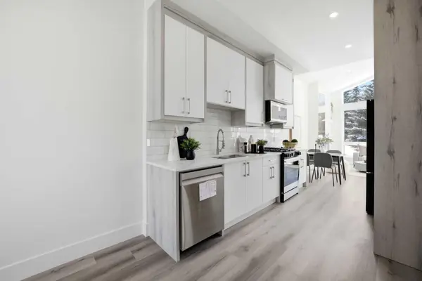 8518 33 AVE NW, Calgary, AB T3B 1M1