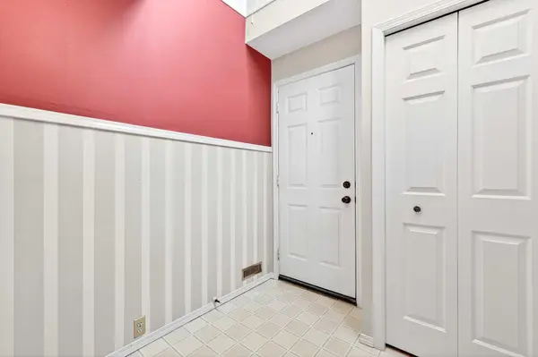 172 Glamis TER SW, Calgary, AB T3E 6V3