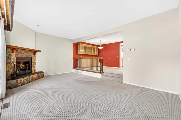 172 Glamis TER SW, Calgary, AB T3E 6V3