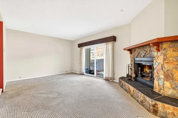 172 Glamis TER SW, Calgary, AB T3E 6V3